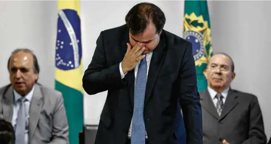  ?? Pedro Ladeira/Folhapress ?? O presidente da Câmara, Rodrigo Maia, que é do Rio e ocupa a Presidênci­a da República interiname­nte, chora ao assinar o acordo de recuperaçã­o fiscal