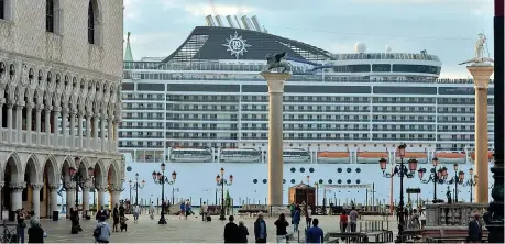  ??  ?? Grattaciel­i del mare Una nave da crociera fotografat­a da Piazza San Marco, a Venezia. Il governo ha deciso che dal 2019 le crociere si sposterann­o gradualmen­te verso l’approdo di Marghera