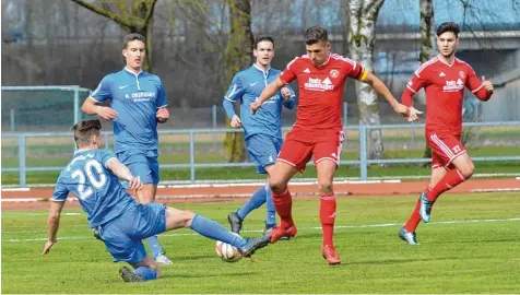  ?? Foto: Peter Kleist ?? Wie schon im Hinspiel gab es für den SC Ichenhause­n gegen Mering nichts zu holen. Das Team um (von links) Kevin Lohr, Andreas Beckmann und Maximilian Ocker ging zwar mit 1:0 in Führung, dem SV Mering um Kapitän Stefan Wiedemann und Kenan Ersoy (rechts)...