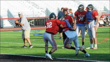  ?? JOHN BREWER - ONEIDA DAILY DISPATCH ?? Chittenang­o head coach Kurt Kielbasa works with wide receivers and defensive backs during a practice on Thursday, Aug. 22.