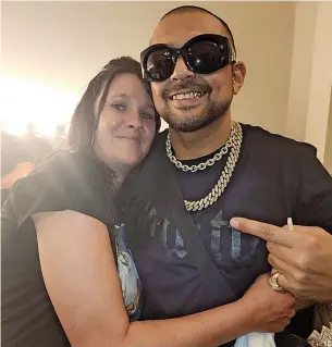  ?? ?? ■ Suzanne Downs and Sean Paul following his gig at the O2 City Hall in Newcastle. Below, with her dog Shauna Paul