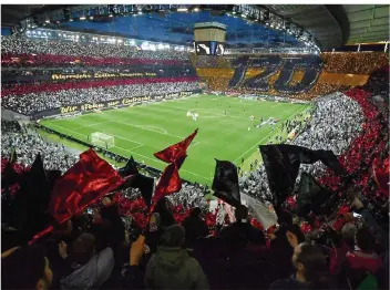  ?? FOTO: DEDERT/DPA ?? Im Hinspiel gegen Inter Mailand sorgten die Fans von Eintracht Frankfurt mit einer Choreograf­ie über das ganze Stadion für Gänsehaut. Jetzt wollen die Anhänger der Hessen auch das Rückspiel zum Heimspiel machen.