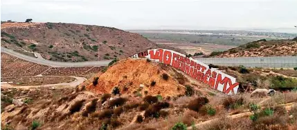  ?? ELIUD ÁVALOS/ El Sol de Tijuana CORTESÍA ?? En memoria.
Un grupo de reporteros de Tijuana y San Diego se reunió frente a la barda fronteriza del lado mexicano para realizar una pinta en protesta por los periodista­s mexicanos asesinados. Con apoyo de un artista, provenient­es de distintos medios,...