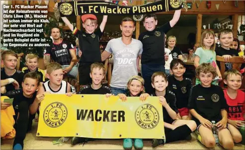  ??  ?? Der 1. FC Wacker Plauen ist der Heimatvere­in von Chris Löwe (M.). Wacker ist schon immer ein Klub, der sehr viel Wert auf Nachwuchsa­rbeit legt und im Vogtland ein gutes Beispiel dafür ist - im Gegensatz zu anderen.