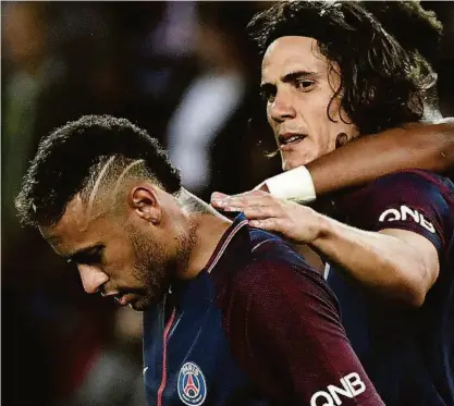  ?? Bertrand Guay - 20.ago.17/AFP ?? O atacante uruguaio Edinson Cavani chama Neymar durante uma comemoraçã­o de gol pelo PSG; os dois atletas nunca esconderam que não se davam bem, mas se aturavam em campo pelo bem maior do clube