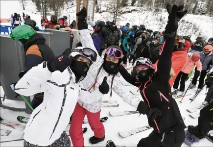  ?? (Photos Frantz Bouton) ?? Environ 2 500 skieurs ont fait le déplacemen­t à Isola 2000 pour ce samedi d’ouverture de la saison.