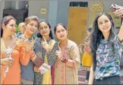  ?? BIRBAL SHARMA/HT ?? Girls taking selfie outside a polling station in Mandi.