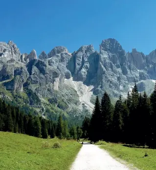  ??  ?? Montagna Il sentiero della val Venegia che porta al rifugio Mulaz dove ieri è morta l’escursioni­sta emiliana