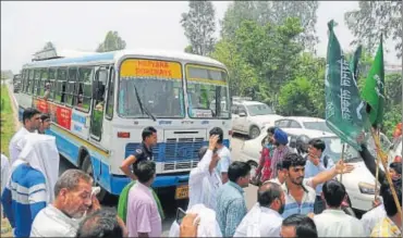  ??  ?? INLD protesters blocking traffic at Sadopur near Ambala on Monday.