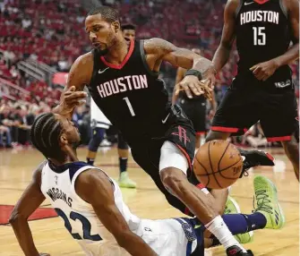  ?? Brett Coomer / Houston Chronicle ?? Trevor Ariza (1) trata de superar la marca de Andrew Wiggins (22) durante el triunfo de los Rockets sobre los Timberwolv­es el miércoles en Houston.