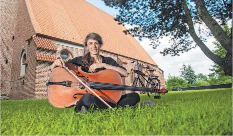  ?? FOTOS: DPA ?? Ida Riegels sitzt vor der St.-Marien-Kirche im Wendland auf einer Wiese – 400 Kilometer lang ist ihre Reise.