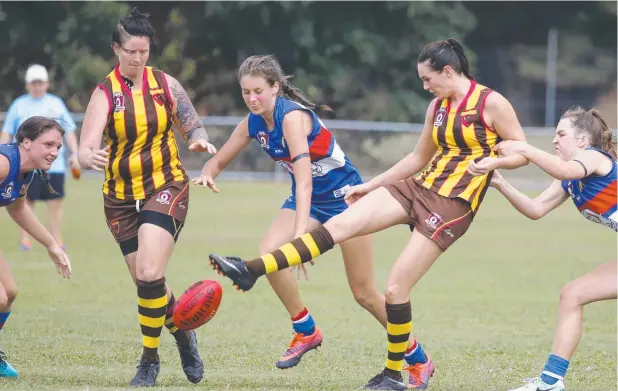  ?? Picture: ANNA ROGERS ?? POPULAR PURSUIT: Centrals’ Ellie Egan, Georgia Herd and Tessa Burley take on Hawks Rose Boden and Mel Kelly at Crathern Park.