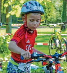  ??  ?? Sechs Jahre alt waren die jüngsten Starter. Jedes Kind, das es ins Ziel geschafft hat, erhielt das Triathlona­bzeichen in Bronze der Deutschen Triathlon Union.