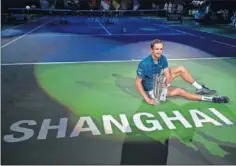  ??  ?? Daniil Medvedev, sentado con la copa de ganador en Shanghái.