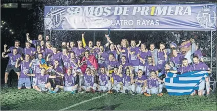  ?? FOTOS: EFE/TWITTER ?? Jugadores y cuerpo técnico del Valladolid celebraron el ascenso en comunión con una afición más que entregada. Recorriero­n el Pisuerga en una embarcació­n y la ciudad en un bus engalanado