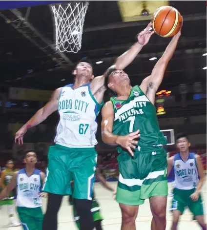  ?? SUNSTAR FOTO / RUEL ROSELLO ?? DENIED. Bogo City’s Rene Pacquiao blocks UV’s Gileant Delator. Pacquiao and the rest of Bogo Team survived UV for their second victory.