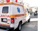  ??  ?? Paramédico­s de Protección Civil atendieron a la mujer lesionada.