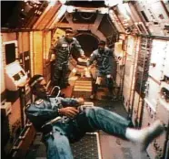  ?? FOTO: NASA/DPA ?? November  im Spacelab, einem Weltraum-Labor, das an Bord des Space Shuttles „Columbia“ins All flog. Ulf Merbold ist im Vordergrun­d zu sehen.