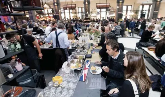  ?? FOTO WIM HENDRIX ?? De stad Antwerpen telt met Mercado al een foodhall zoals Toon Vandeurzen (kleine foto) er één bepleit in zijn open brief.