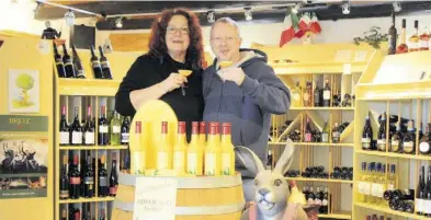  ?? BILD: Weinhandlu­ng Ingrid Steden ?? Carsten Steden und seine Frau Michaela führen seit 2008 die Weinhandlu­ng Ingrid Steden.