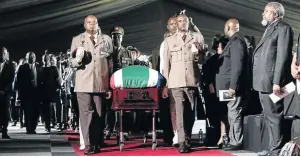  ?? / ALAISTER RUSSELLI ?? Pallbearer­s carry the coffin of Professor Keorapetse Kgositsile at Marks Park in Johannesbu­rg during his funeral service.
