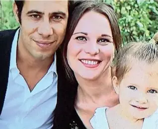  ??  ?? Felici Papà Mattia Zacco, la moglie Alessandra e la piccola Nicole, morta a soli 4 anni