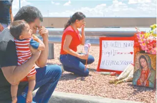  ??  ?? A las afueras del estacionam­iento del supermerca­do Walmart en El Paso, Texas, se colocaron flores y ofrendas en honor a las 20 víctimas del tiroteo ocurrido el sábado pasado.