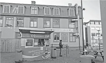  ??  ?? A customer waits Oct. 10 at Bæjarins Beztu Pylsur, a popular hot dog stand in Reykjavik, Iceland, that drew long lines in less trying times.