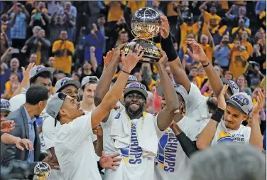  ?? Associated Press ?? Headed to the NBA Finals: Golden State Warriors celebrate with the conference trophy after defeating the Dallas .BWFSJDLT JO (BNF PG UIF /#" CBTLFUCBMM QMBZPGGT 8FTUFSO $POGFSFODF mOBMT 5IVSTEBZ JO 4BO 'SBODJTDP