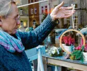  ??  ?? Gudrun Heue ist Blumenhänd­lerin und zeigt dir, wie du ganz einfach schöne Weihnachts­deko basteln kannst.