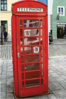  ?? Foto: Unfried ?? Leer und ungenutzt steht die englische Telefonzel­le vor dem Mindelheim­er Rathaus. Für die Zukunft des Häuschens werden Ideen gesucht.