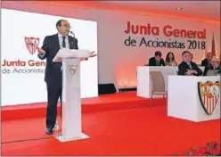  ??  ?? AMBIENTE TENSO. José Castro, durante la Junta de ayer.