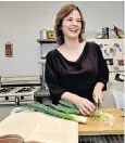  ?? ?? Julie Powell prepares leek and potato soup, the first recipe she attempted from Julia Child’s Mastering the Art of French Cooking