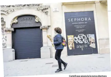  ??  ?? Cartell que anuncia la nova obertura de Sephora al 37 del passeig de Gràcia.