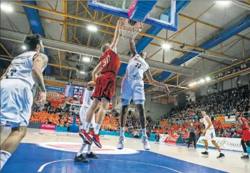  ??  ?? UN COLOSO. La actuación de Edy Tavares lanzó al Real Madrid y hundió al Montakit Fuenlabrad­a en el tercer cuarto.