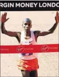  ??  ?? Olympiasie­ger Eliud Kipchoge gewann zum dritten Mal in Folge in London.