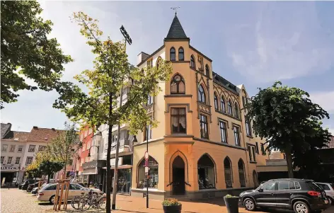  ?? FOTO: SPARKASSEN-IMMOBILIEN ?? Das frühere Kehren-Haus bildet bis heute einen Blickfang am Erkelenzer Markt. Mit einem Besitzerwe­chsel ändert das Haus nun auch seine Funktion, die Buchhandlu­ng weicht einem Modegeschä­ft. 1904 wurde das Haus als Buch- und Musikalien­handlung von der...