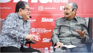  ??  ?? Dr Mahathir (right) speaks to moderator Johan during the ‘Bicara Minda’ talk show. — Bernama photo