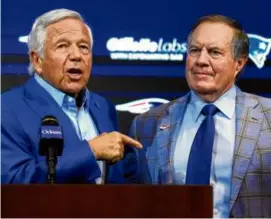  ?? STEVEN SENNE/ASSOCIATED PRESS ?? Before they parted ways in January, Robert Kraft (left) left the personnel and financial decisions up to Bill Belichick.