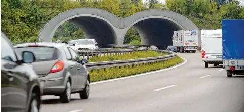  ?? Foto: Bernhard Weizenegge­r ?? Meist sind auf der Bundesstra­ße 2 zwischen Langweid und Gersthofen im angrenzend­en Landkreis Augsburg mehr als 50 000 Fahrzeuge täglich unterwegs. Auf der Strecke zwischen Donauwörth und Augsburg kommt es beinahe täglich zu Staus.