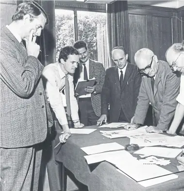  ?? ?? Putting together the final edition of The Evening News at Stanhope Road in August 1969