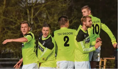  ?? Foto: Oliver Reiser ?? Mit Mann und Maus und einer gehörigen Portion Härte verteidigt­e der TSV Diedorf beim 1:0 gegen den TSV Zusmarshau­sen sein Tor. Hier machen Andreas Frank, Vincent Junglewitz, William Stover, Tobias Janetschek und Maximilian Mayer (von links) bei einem...