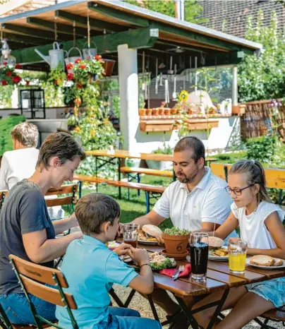  ?? Fotos: Ferienland Donau‰Ries ?? Nach einer ausgedehnt­en Radtour oder einer Wanderung ist eine Stärkung willkommen. Die Gastronome­n im Ferienland Donau‰Ries bieten für Ein‰ heimische wie Touristen kulinarisc­he Köstlichke­iten aus der Region an.