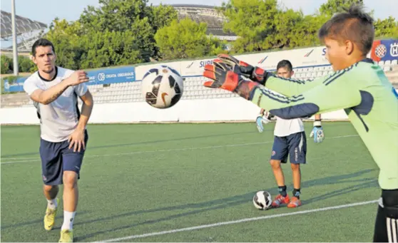  ?? ?? ZLATKO RUNJE Zadnjih pola godine u egipatskom klubu Wadi Degla iz Kaira radio je na funkciji koordinato­ra omladinske škole, ali i pomoćnog trenera prve momčadi. U tom egipatskom klubu glavni je trener Igor Tolić, a sportski direktor Mario Despotović