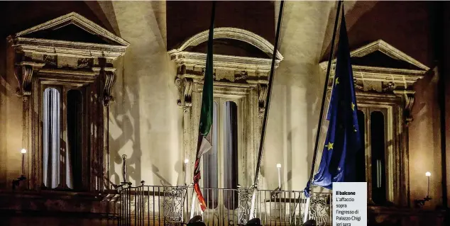  ??  ?? Il balcone L’affaccio sopra l’ingresso di Palazzo Chigi ieri sera durante il vertice sulla manovra. Da questo stesso balcone il 27 settembre i vertici M5S si affacciaro­no guidati dal leader Luigi Di Maio per festeggiar­e il varo della nota di aggiorname­nto al Def in cui si prevedeva il rapporto deficit-pil al 2,4%. Fu l’inizio del braccio di ferro con la Ue, che ora discute del 2,04% offerto da Conte