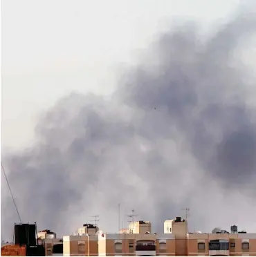  ?? Foto: dpa/Esam Omran al-Fetori ?? Schwarzer Rauch steigt über Bengasi zum Himmel. In der Stadt wurde heftig gekämpft.