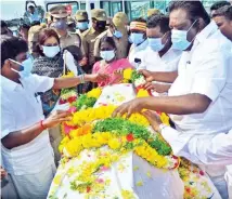  ??  ?? Health Minister C Vijaya Bbaskar and others pay tribute to the deceased