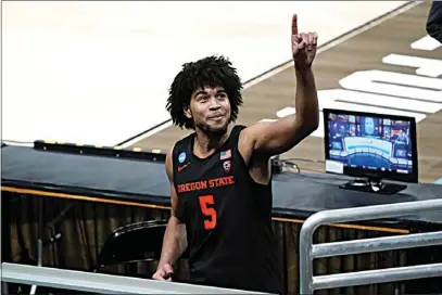 ?? JEFF ROBERSON / AP ?? Oregon State guard Ethan Thompson celebrates after the Beavers defeated Loyola Chicago 65-58 on Saturday to advance to the NCAA Tournament’s Elite Eight at Bankers Life Fieldhouse in Indianapol­is.