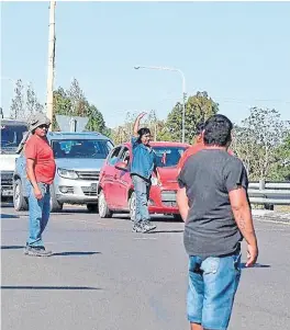  ?? Crónica comodoro ?? Los trabajador­es cortaron ayer la ruta 3