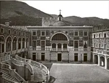  ?? (Photo Archives Palais de Monaco) ?? Les façades de la cour d’honneur du Palais princier, restaurées par Ferdinand Wagner à partir de .
Savoir +